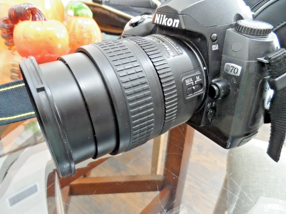 PAQUETE DE CÁMARA DIGITAL DE TRABAJO NIKON D70 SLR LENTE DE 6,3 MEGAPÍXELES DORADA DX 18-70 Foto 2 de 4