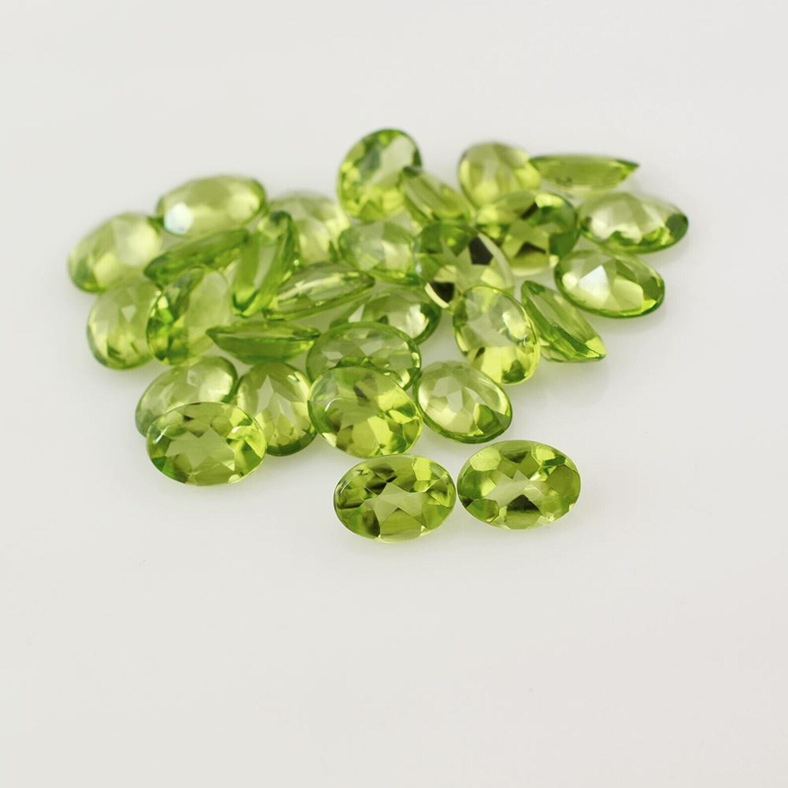 Lot de 12 Péridots du Pakistan d'exception de 5.38 Carats