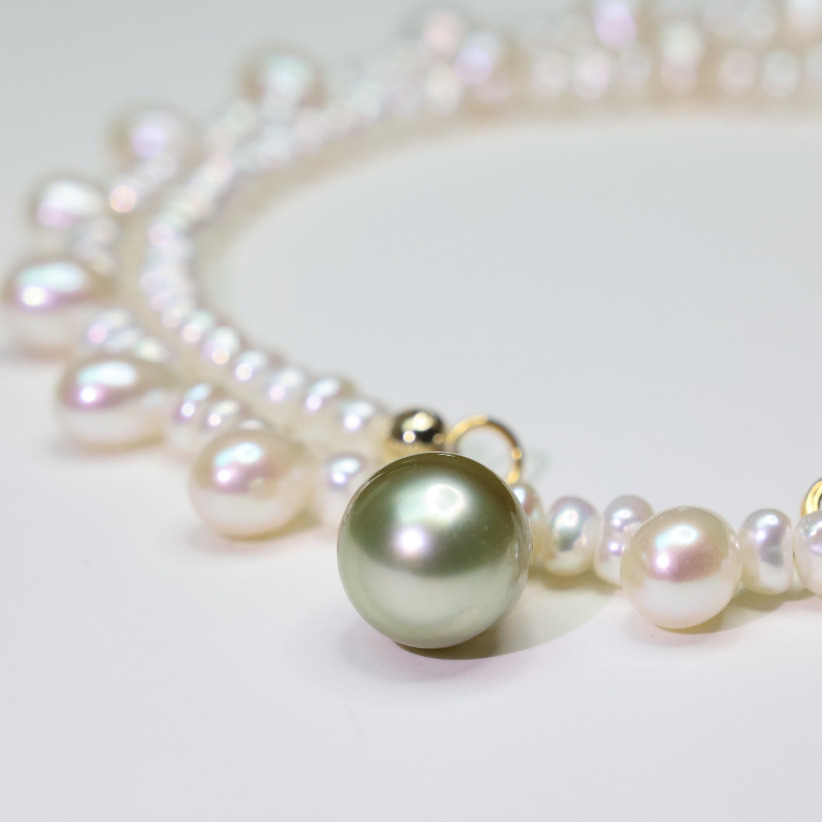 Collier perle noire Tahiti baroque, perles eau douce et détails dorés artisan