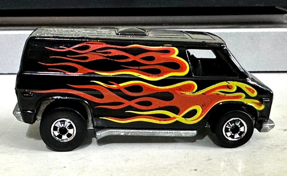 Hot Wheels Blackwall GMC SUPER VAN NEGRA CON LLAMAS ¡EXCELENTE ESTADO LIMPIO! Foto 4 de 4