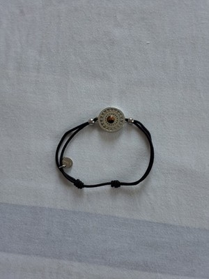 Armband mit verstellbarer Kordel aus versilbertem Edelstahl und Natursteinen 