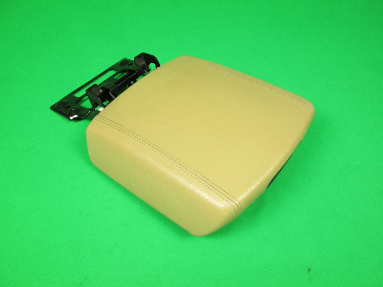 20152018 KIA SEDONA CENTER CONSOLE ARMREST STORAGE LID TAN LEATHER OEM