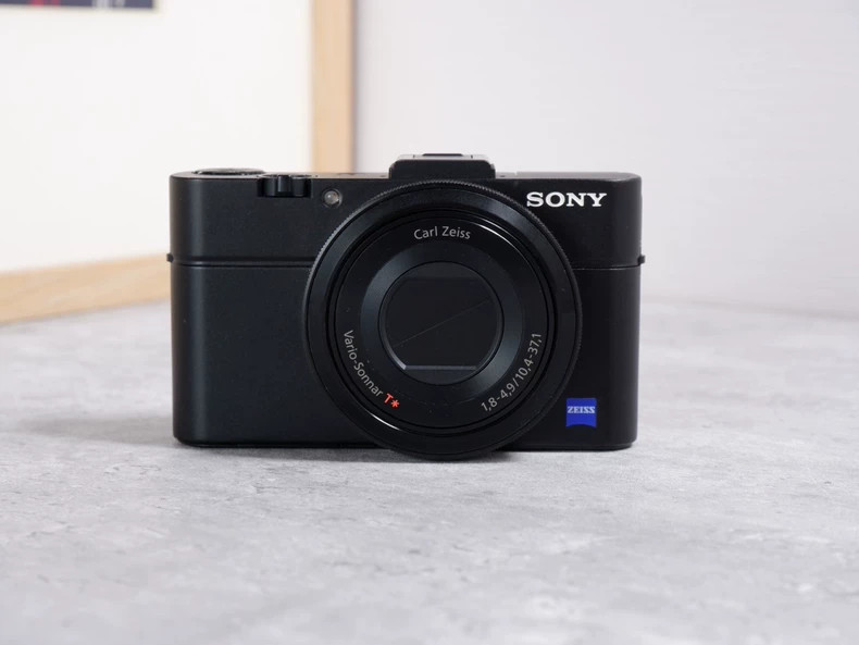 Sony RX100 II 20.2 MP Premium Compact Digital Camera w/ 1-inch Sensor - 90%New