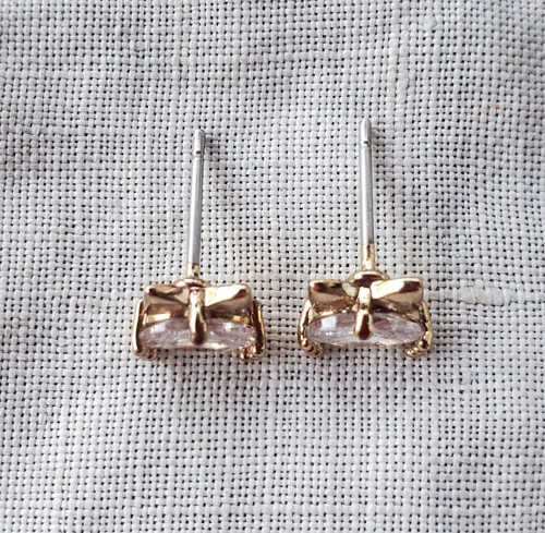 Hello Kitty Swarovski Simulated Diamond Stud Earrings - 第 2/3 張圖片