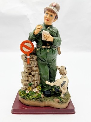 VINTAGE POLIZIST FIGUR MIT HUND SAMMLERSTÜCK HANDBEMALT ORNAMENT