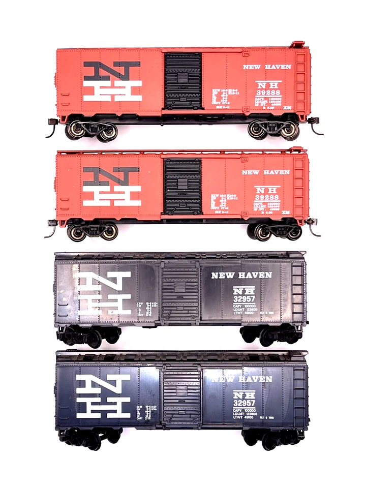HO (2) Bachmann Silver Series NH 39288 + (2) Model Power NH 32957 40' box cars - Image 2 of 4