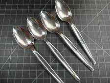 Vintage WM Rogers Grapefruit Spoons Set of 4 – 5 3/4" Long – Serrated Edge