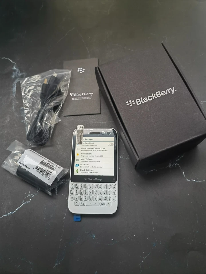 BlackBerry Q5 Black/White Unlocked 4G/LTE 8GB 5-megapixel WiFi Smartphone - Image 2 of 4