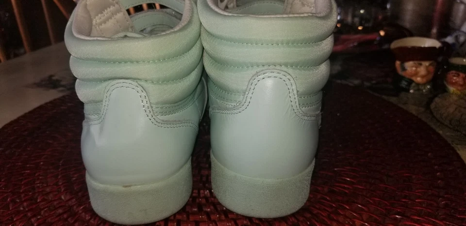 Zapatos de tenis Reebock de caña alta verde como nuevos para mujer de colección Foto 3 de 4