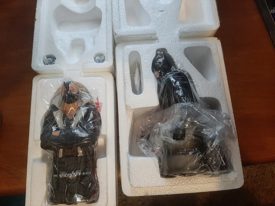 Batman Dark Knight Rises Batman (Emp Rifle) y Busto Bane Lote en Caja Foto 2 de 4