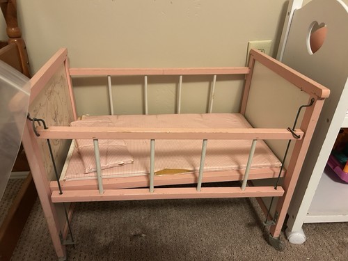 1972 Hallmark Betsey Clark Precious Moments SELTENE Baby-Puppe aus Holz mit Drop Side KRIPPE