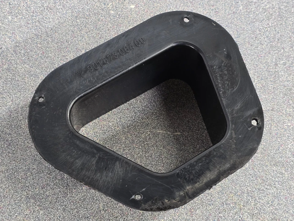 BONITO USADO ORIGINAL GENUINO PORSCHE 911 912E 930 AC PASANTE CUERPO BRIDA CONECTOR Foto 3 de 4