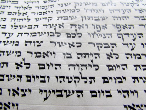 TORAH SCROLL FRAGMENT MANUSCRIPT VELLUM ANTIQUE BIBLE EXODUS 16:17-18:12 - Picture 3 of 4