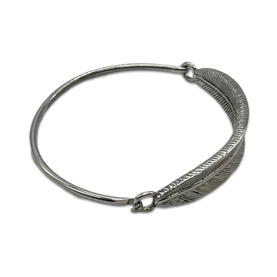 "Brazalete de plumas con bisagras boho tono plata Lia Sophia 6,55""" Foto 4 de 4