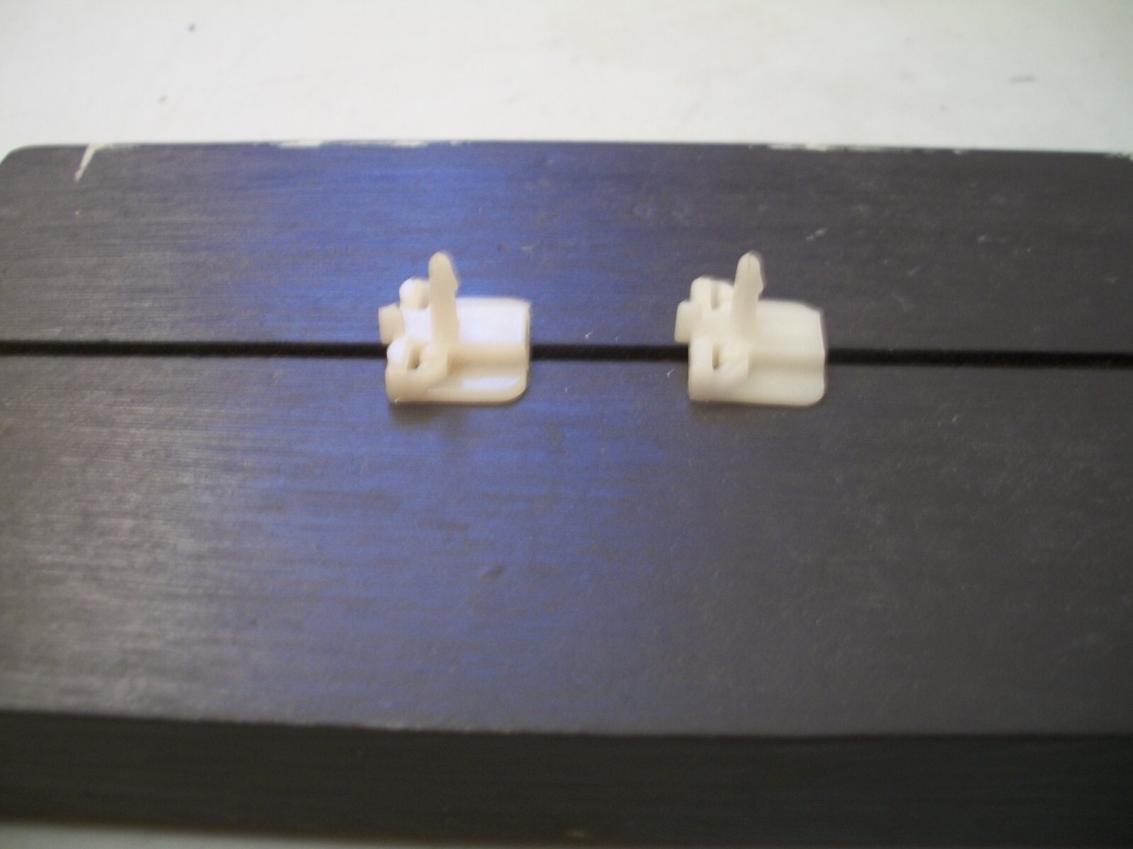 ELDON PAIR OF 1960’s 1/32 OR 1/24 SLOT CAR GUIDE BLADES / BRUSH FLAGS