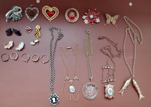 Grandmas Vintage Costume Jewelry Lot Rings Necklaces Brooches Earings Rhinestone