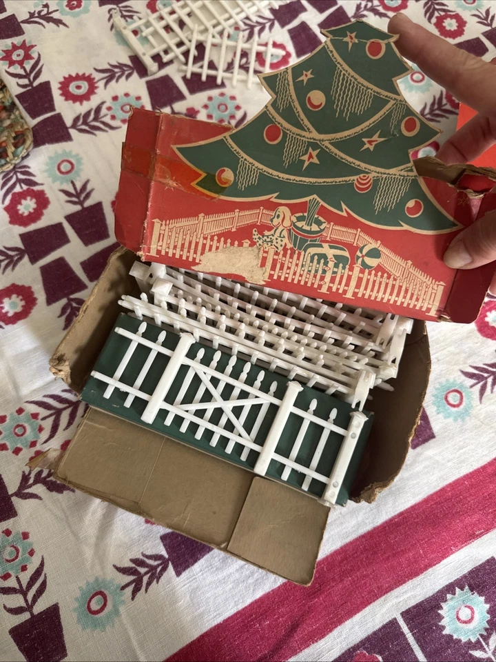 2 Vintage Bachmann Plasticville 1-C O Christmas Fence & Gate Late 40s 16pcs Each - Image 2 of 4