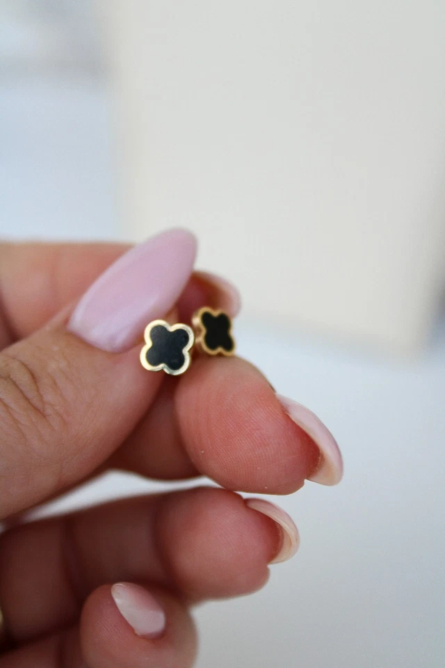 Tachuelas de trébol de esmalte negro de oro macizo de 14K, pendientes de empuje hacia atrás tachuelas de esmalte de 4 hojas Foto 3 de 4