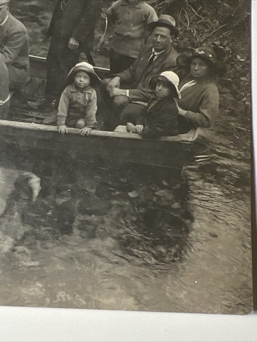 1920s 13 People wearing HATS in a ROWBOAT with Dog Photo Snapshot Vintage - Picture 8 of 13