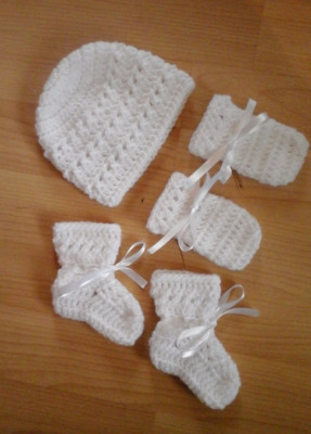 Handgefertigte handgehäkelte Baby Unisex XTR Mütze + Handschuhe + Stiefel Acryl sortierte Farben