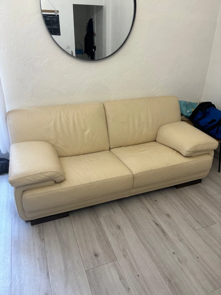 canapé cuir 2 à 3 places coloris beige bonne état 350€ - Photo 1/1