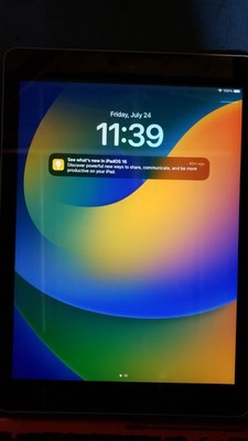 Apple iPad (5th Generation) A1822 32 GB, Wi-Fi, 9.7 in - Space Gray