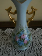 VINTAGE HANDPAINTED TWO HANDLED SIGNED AND DATED VASE - ROSES & FOR GET ME KNOTS