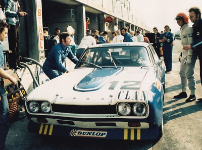 FORD CAPRI MK.1 L.H.D. RENNWAGEN IN GRUBEN, FARBFOTO.