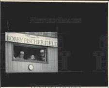1991 Press Photo Three People in Booth at Bobby Fischer Field - afa47301