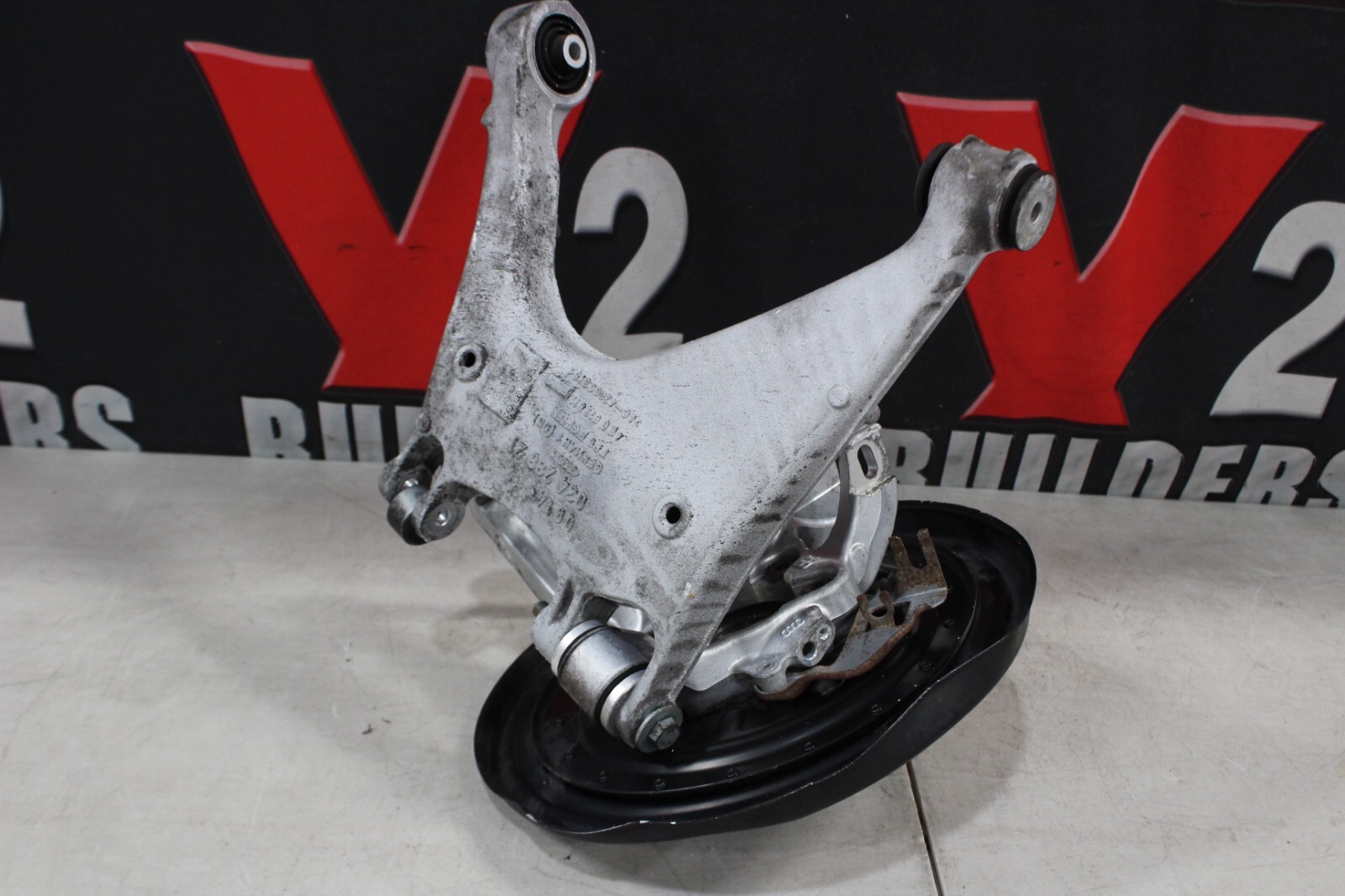 2006 BENTLEY CONTINENTAL LEFT HAND REAR STUB AXLE AND LOWER CONTROL ARM