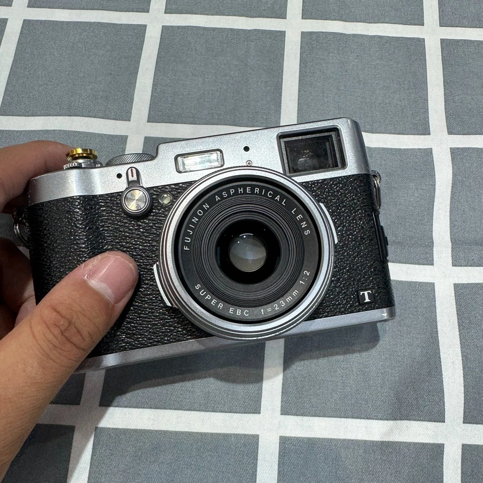 Fujifilm X100T Digital Camera with 23 mm f/2 Fixed Lens 16.3 MP with Accessories - Image 2 of 4