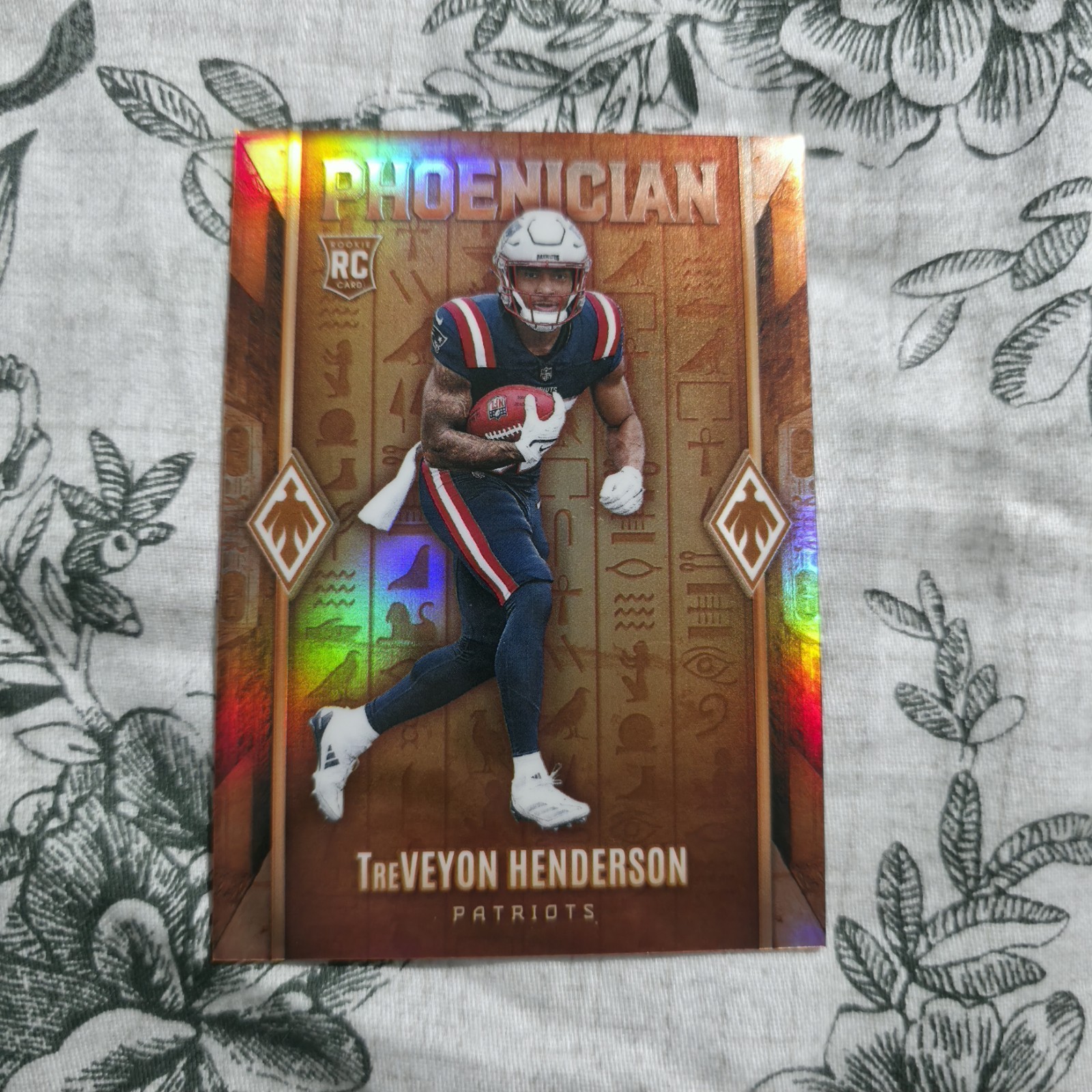 2025 Phoenix - TREVEYON HENDERSON Phoenician (RC) CASE HIT #18 SSP - PATRIOTS