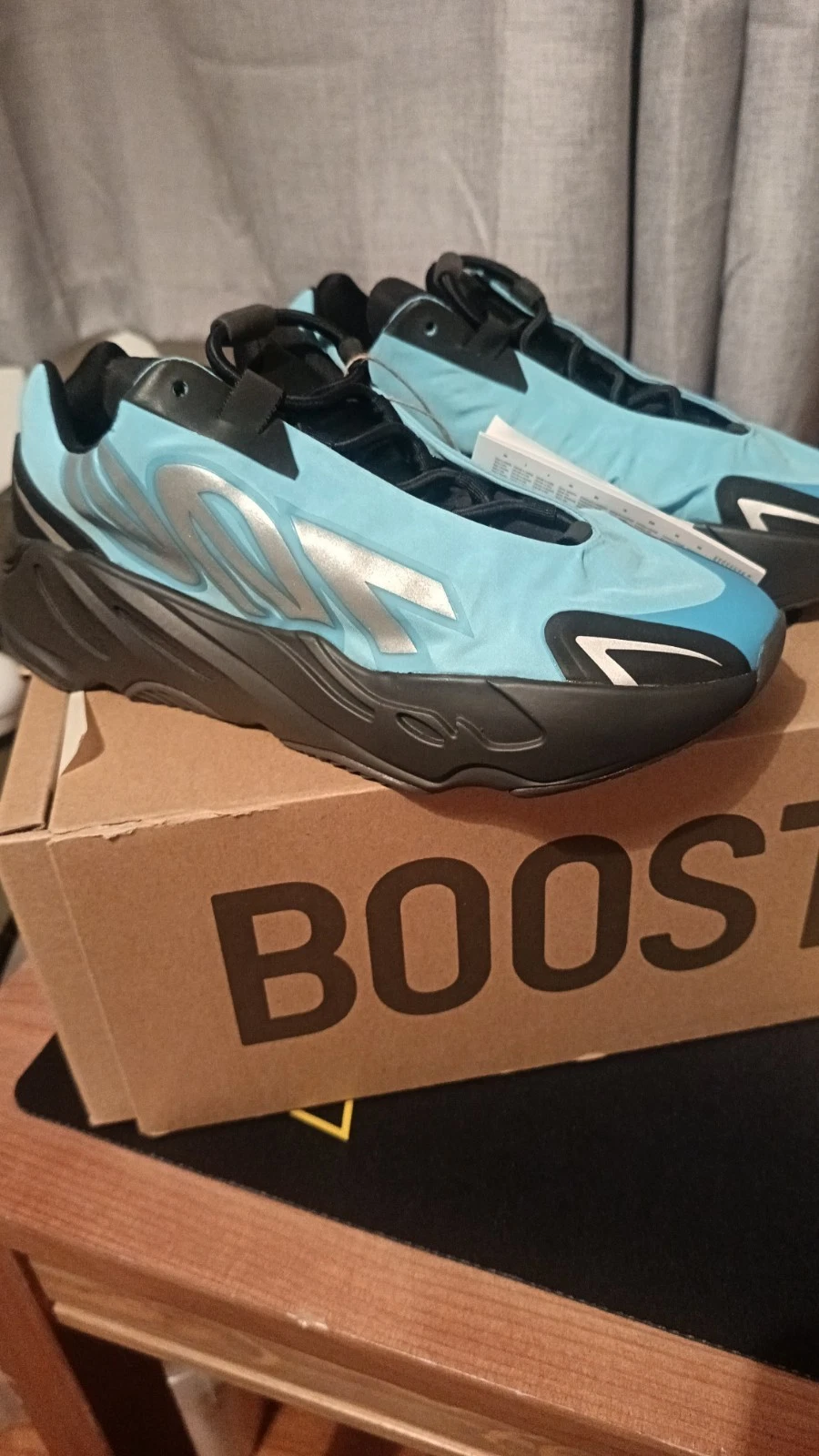 Adidas Yeezy Boost 700 MNVN taglia UK 6 nuove con scatola blu ciano brillante nere