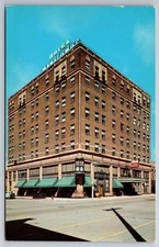 Vintage Postcard WI Manitowoc Hotel Manitowoc Street View Chrome ~9940