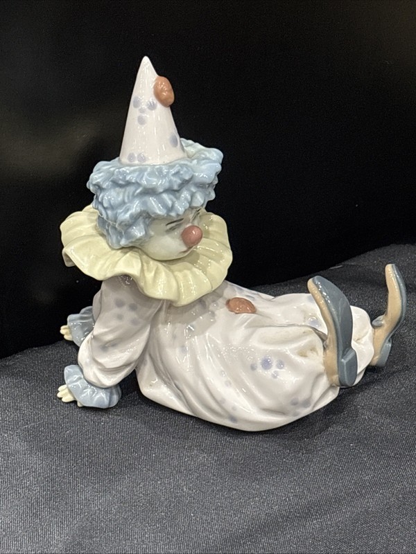 Authentic vintage Lladró "Tired Friend" clown figurine (model #5812)