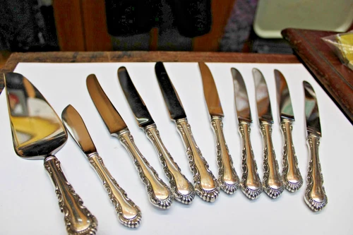 (10) PCS STERLING REED BARTON GEORGIAN ROSE (8) DINNER KNIVES, PIE KNIFE, BUTTER