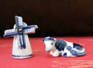2 mini figurines en faïence de Delft - moulin, vache