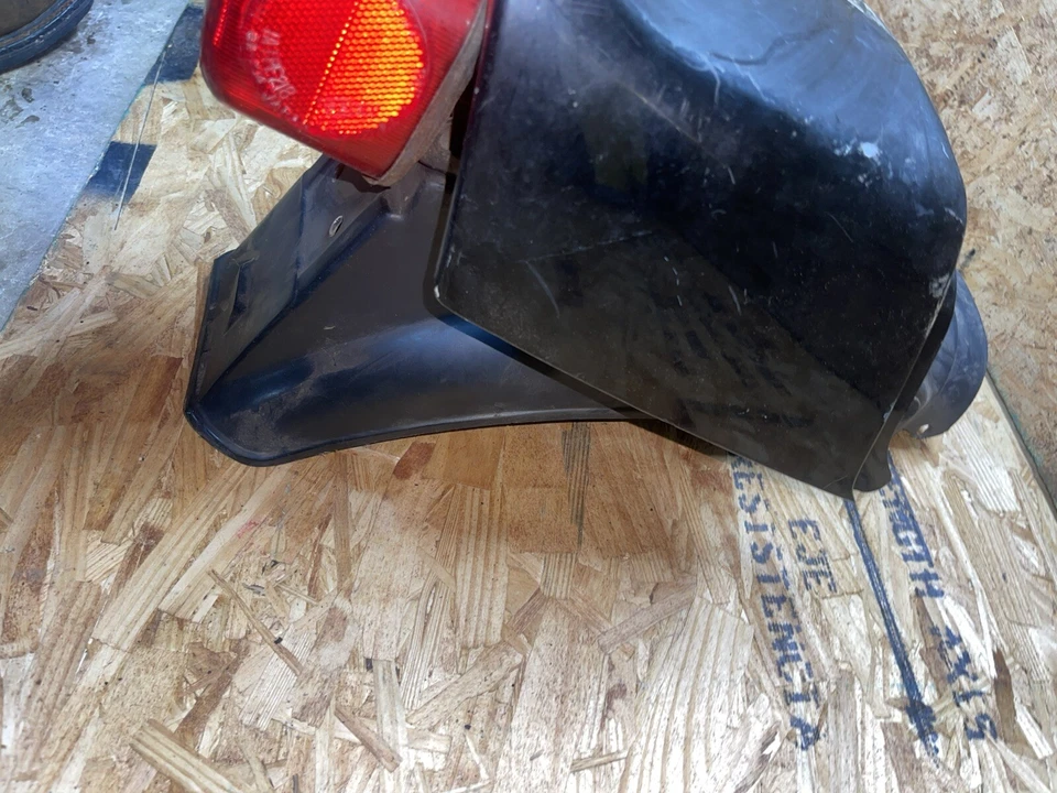1978 铃木 GS750E 黑色后挡泥板护罩带尾灯 — 第 4/4 张图片