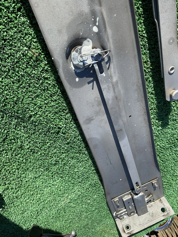 1939 1940 1941 1946 Chevy GMC camión pestillo de puerta regulador y soporte Foto 3 de 4