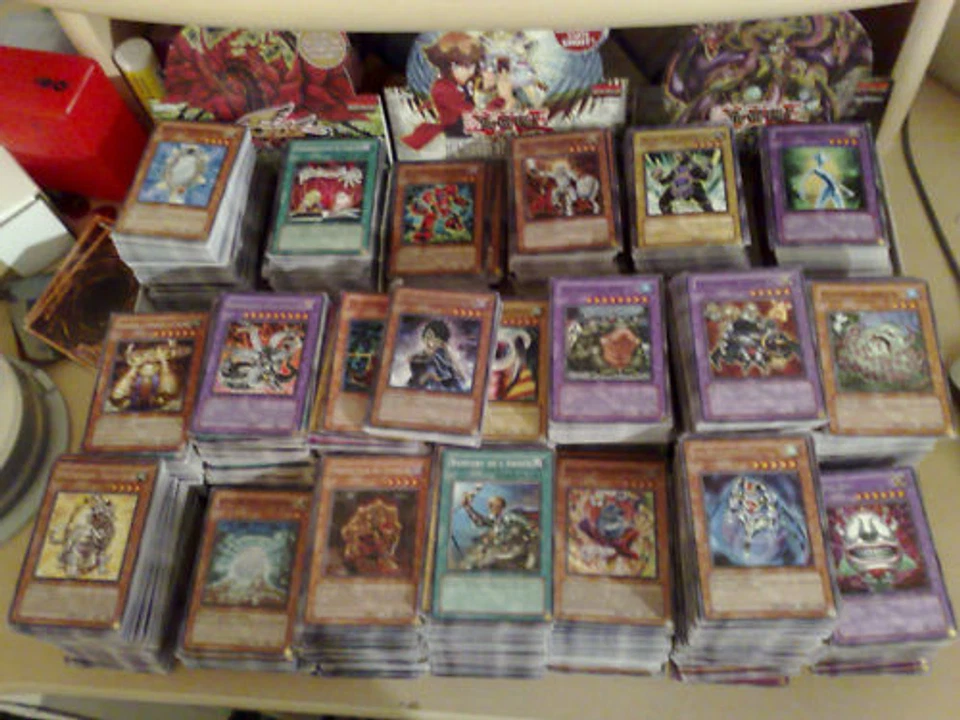 Lot de 100 Cartes Yu-Gi-Oh! Françaises Sans Double + Rares et Brillantes - Photo 1/1