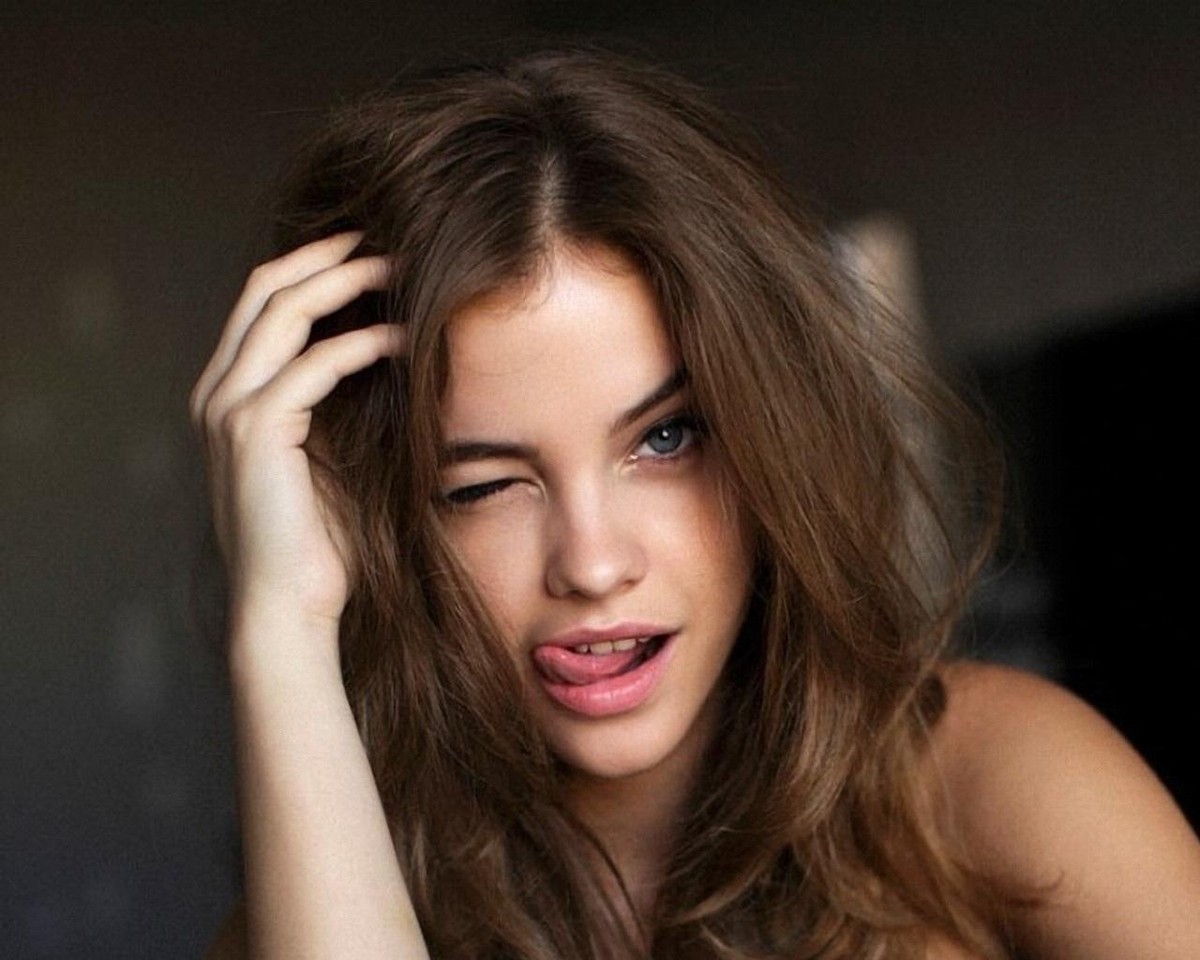 GLOSSY PHOTO PICTURE 8x10 Barbara Palvin With Tongue Out And Eye