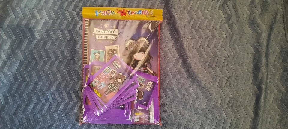 GORJUSS SANTORO - 2023 - PACK LOISIRS -PANINI- ALBUM + 50 POCHETTES ENVIRON - - Photo 1/1