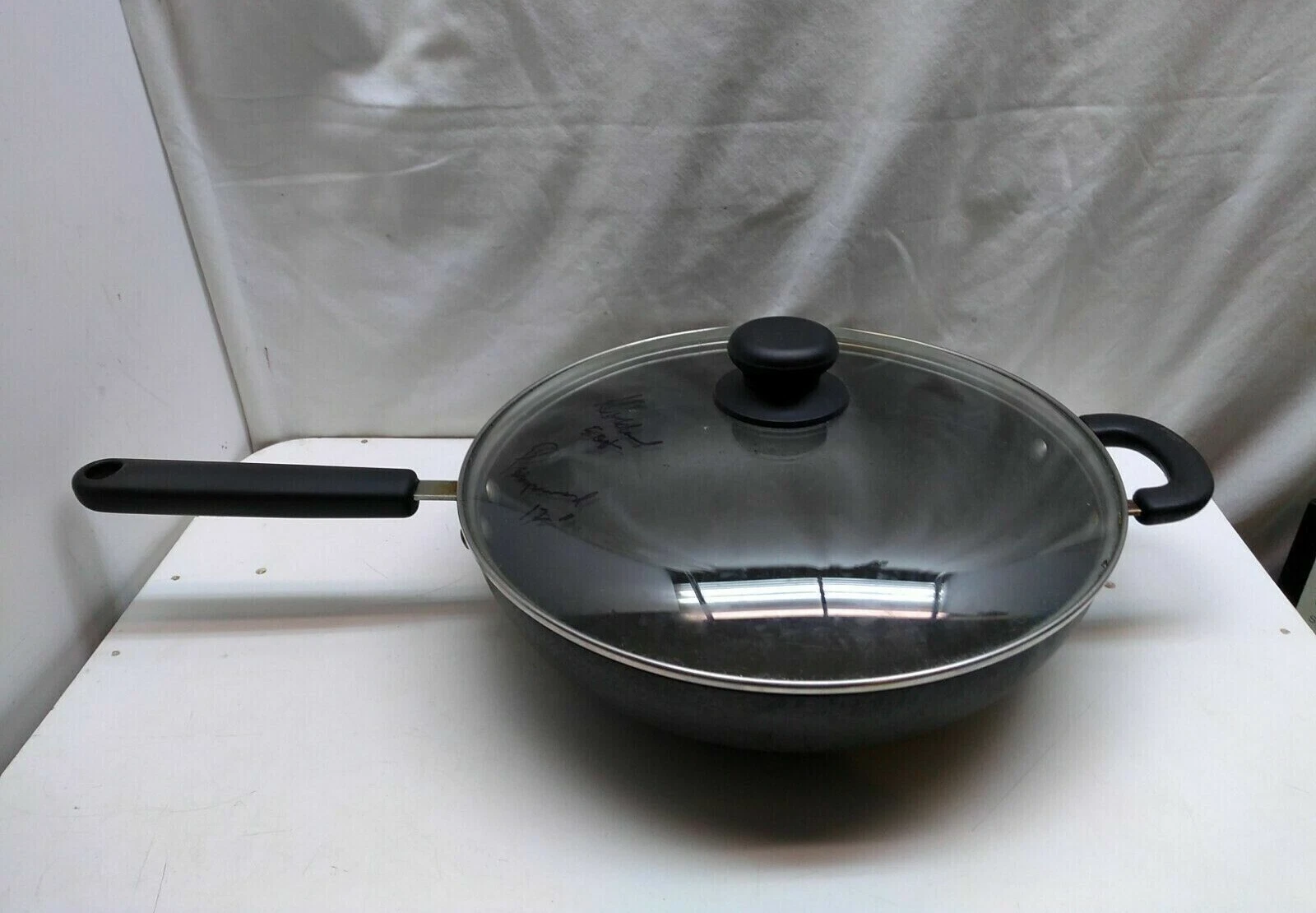 Pampered Chef 12" Skillet Professional Anodized Aluminum Non-Stick Wok Pan & Lid
Opens in a new wind