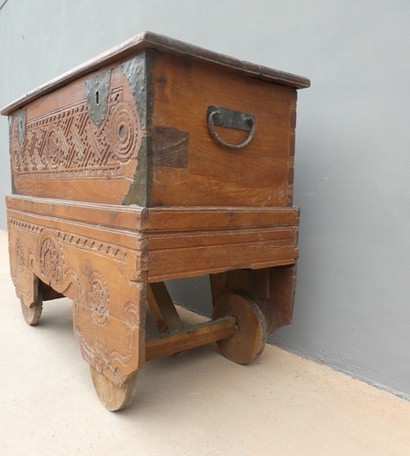 Cassapanca intagliata carro baule con ruote in legno esotico, '900 - L 110 cm! - Foto 5 di 16