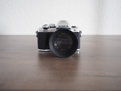 Olympus OM-D E-M10 II Systemkamera + Cokinlight 49mm Objektiv Top Zustand