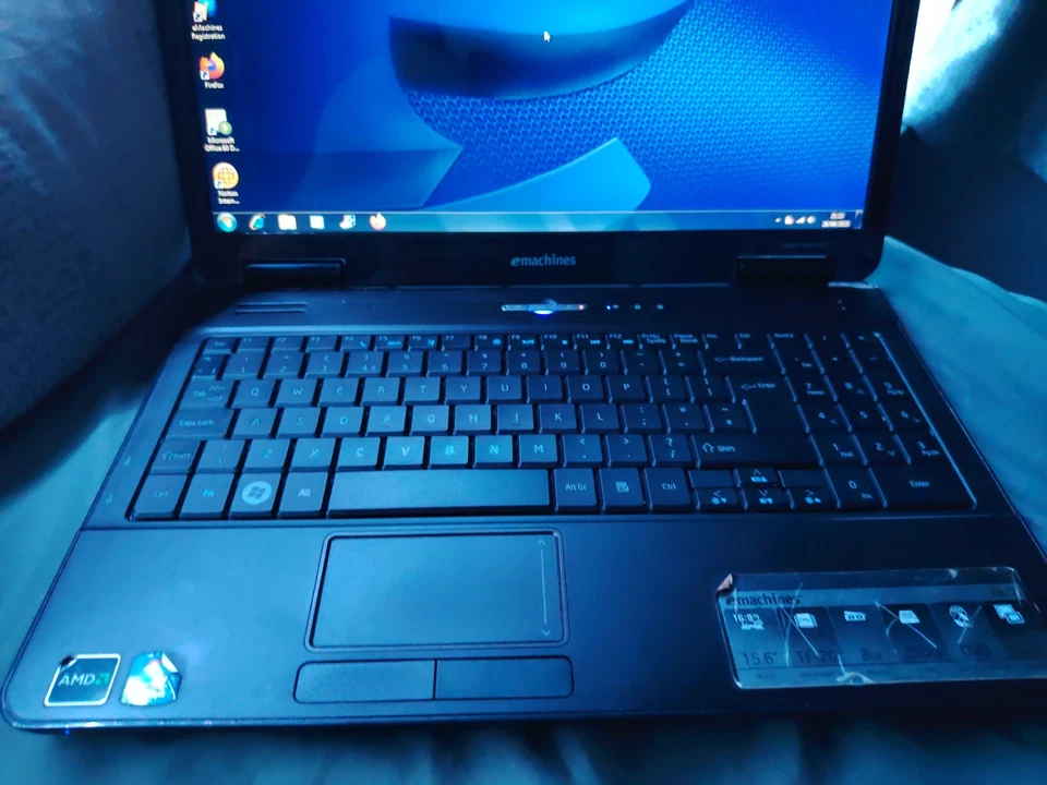 E Machines E627 Laptop 15.6" - Image 3 of 4