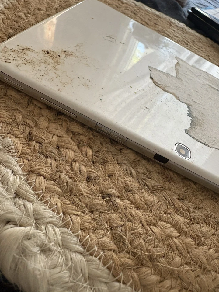 Tablet Samsung Galaxy Tab (Blanca) - 10,1” para piezas o reparación - No enciende Foto 3 de 4