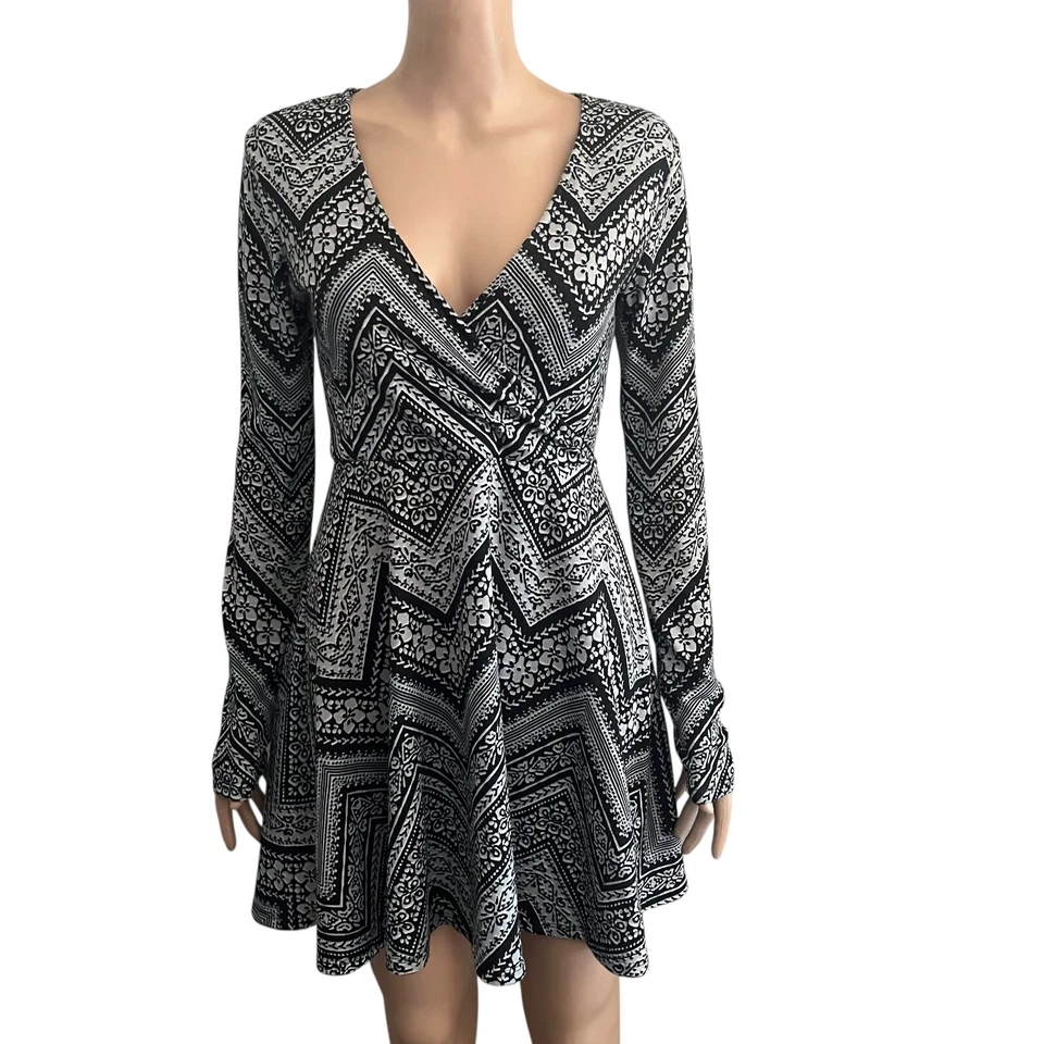 Vestido Prince & Fox Feminino Médio Preto Branco Estampa Geométrica Manga Longa Linha A - Imagem 4 de 4