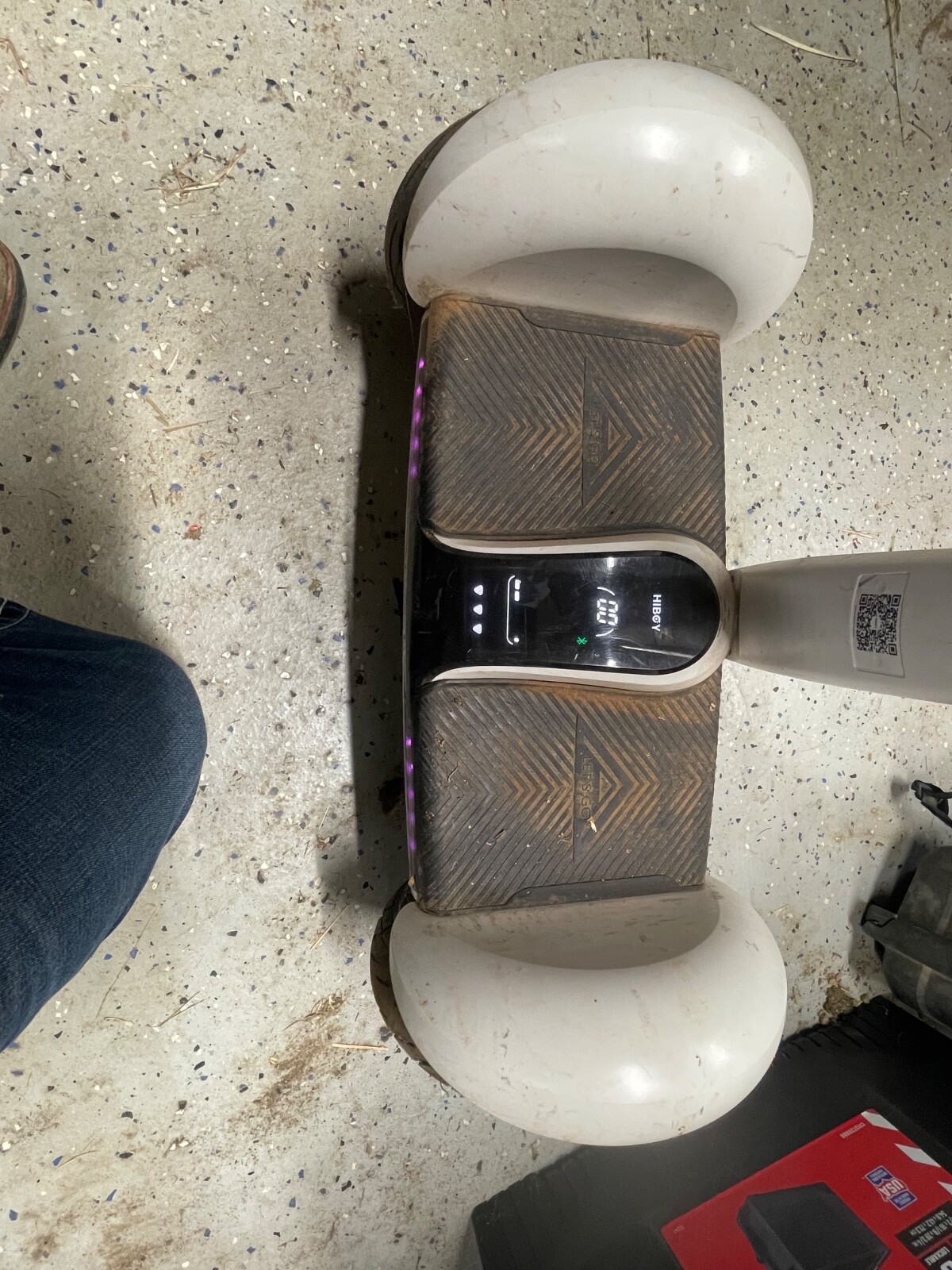 Hiboy J5 self balancing scooter. Works great, and comes with charger 