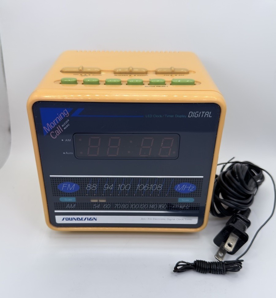 Soundesign Vintage Cube Cream LED Digital Alarm Clock AM FM Radio Tested 3634 WHT photo Soundesign Vintage Cube Cream LED Digital Alarm Clock AM FM Radio Tested 3634 WHT featured image